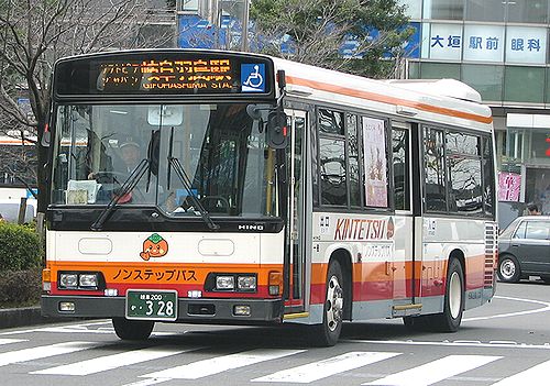 名阪近鉄バスのノンステップバス