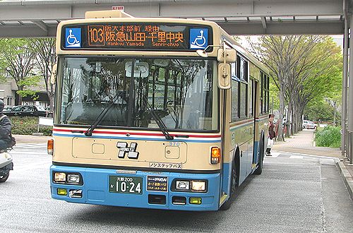 阪大病院前に到着する阪急バス　