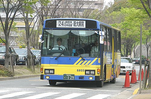 阪大病院前にて　茨木方面を結ぶ近鉄バス