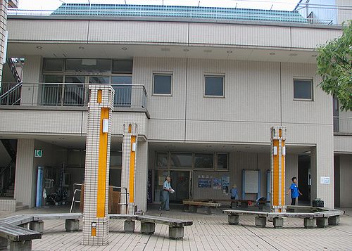 浜脇温泉の建物は団地の一角　２階は集会所