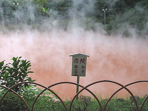 血の池地獄　鉄分を含む熱湯が湧出している