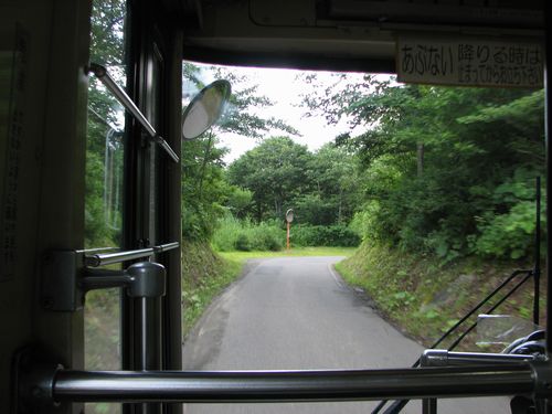 夏油への道はせまい　対向車にも気を使います