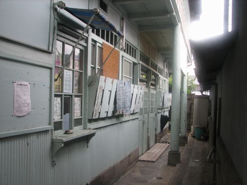 春日温泉入口　手前の窓口の箱に１００円入れる