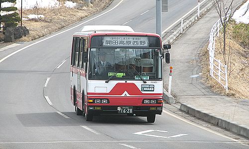 開田支所に到着する開田高原線のバス
