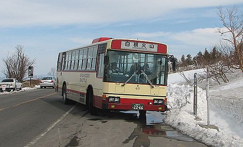 白根火山にて長電バス　湯田中より到着　ここで折り返し