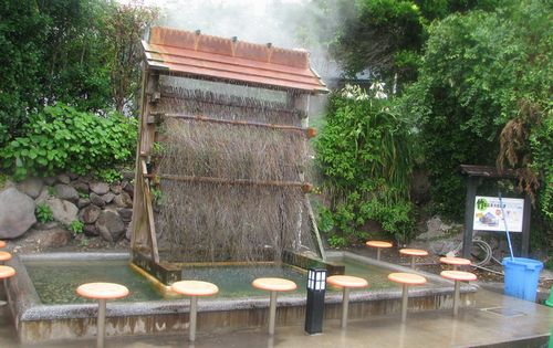ひょうたん温泉正面の足湯　竹製温泉冷却装置のミニチュア版が