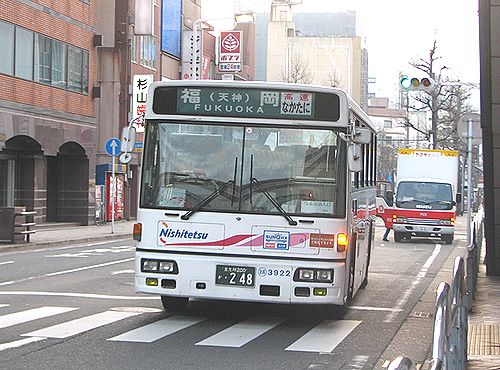 20日、小倉駅前にて。福岡行き高速なかたに号