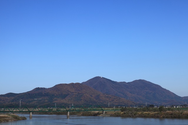 国上山・弥彦山　大河津橋から　11.11.23