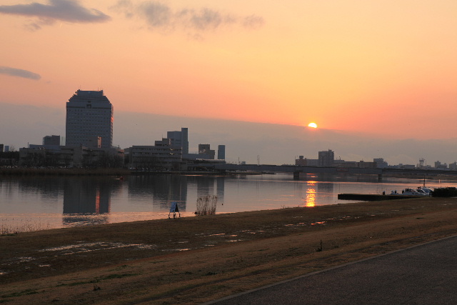 県庁と信濃川の夕景