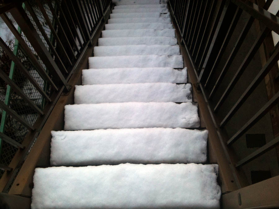 雪の降った朝の階段