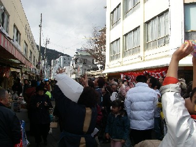 やっぱりお餅は拾わねば。