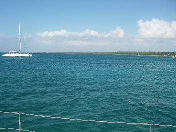 行きの空と海。