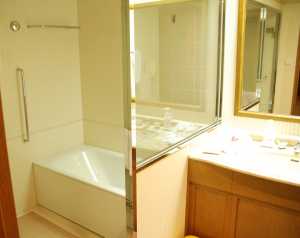 四条烏丸ホテル　ガラス張りお風呂