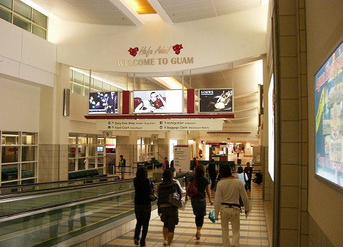 グアムの空港通路