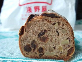 浅野屋 イチジクと木の実のライ麦パン1