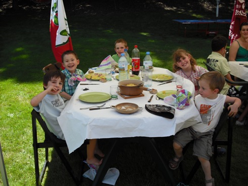 子供テーブルの食事風景.jpg