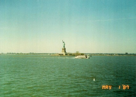 スタテン島行きのフェリーから　自由の女神