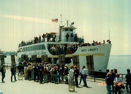 自由の女神への観光船