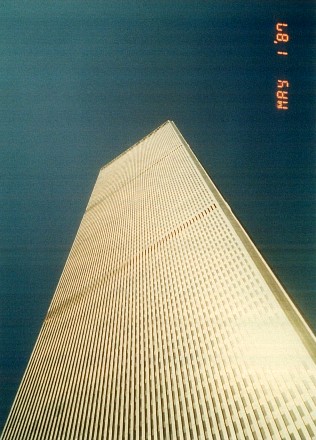 貿易センタービルを見上げる