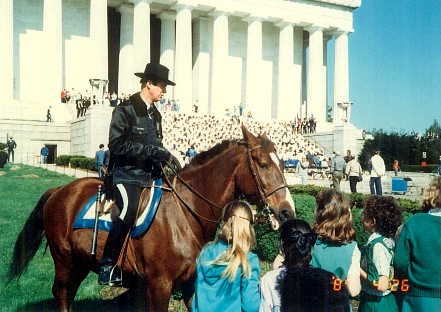 リンカーンメモリアルの騎馬警官