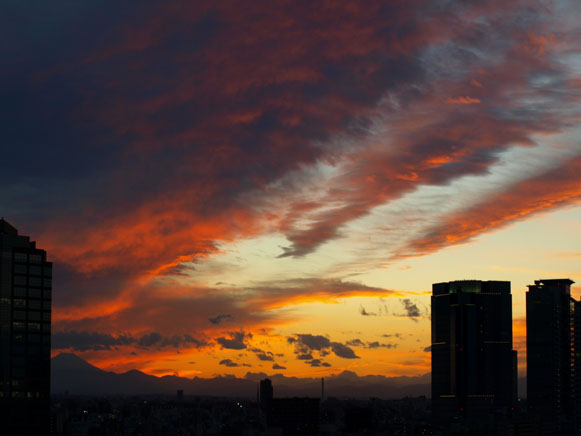新宿夕焼燃える富士０７１１１８３