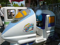 遊具に戯れる10歳。