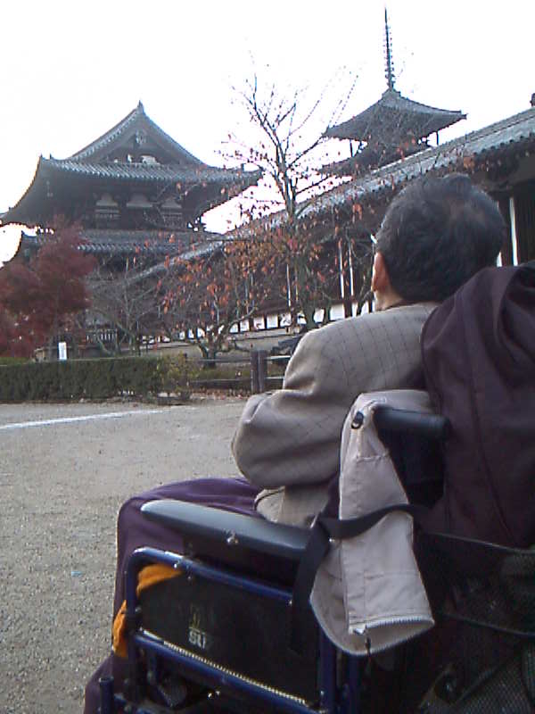 法隆寺を見上げる花田さん