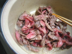 肉を炒めて取り出す。