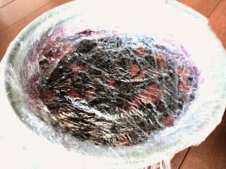 重石をのけると・・・赤い～♪