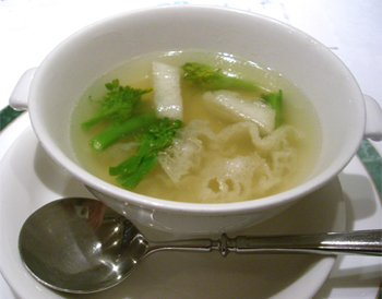 絹笠茸入りホワグラスープ
