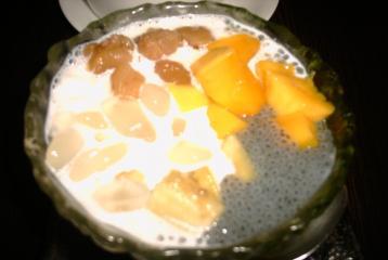 フルーツ入りココナッツミルク