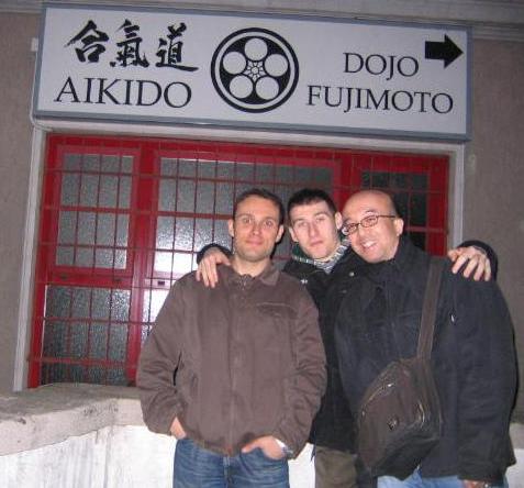 藤本道場の前で道場生のエマヌエレとダニエレと