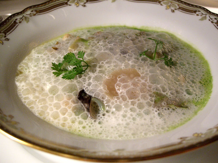 CIMG8490貝類のフランを春菊のピューレとジュの泡と共に.jpg