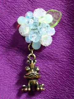 紫陽花ピンブローチ 蛙の王様