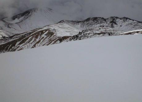 ＠11時半、旭岳と熊が岳を間宮岳近くから.JPG