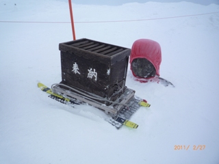 雪に埋もれる蔵王地蔵尊。