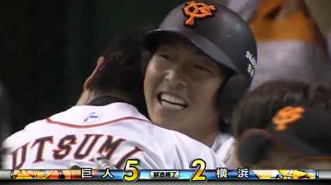 111022最終戦、長野の抱きつく内海。