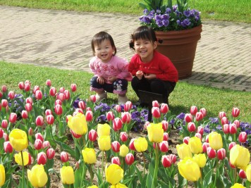 チューリップと子供たち