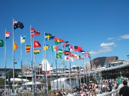 国旗がなびく会場