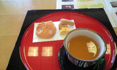 首里城でお茶と菓子