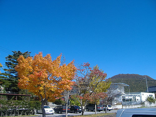 秋の駅前