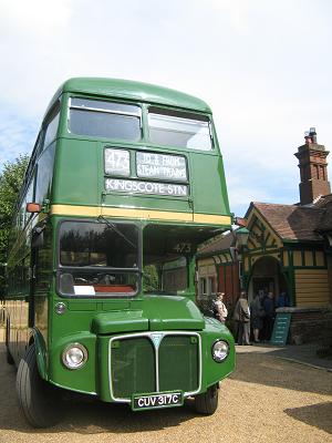 Vintage Bus a arrive a Kingscote Station