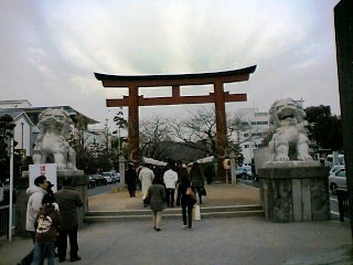 鶴岡八幡宮の二の鳥居と狛犬