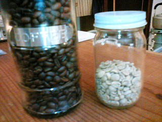 煎ったコーヒー豆と生豆