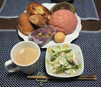 今日の夕食（070409）-神戸屋のパン・セロリとアスパラの醤油マヨサラダ-.jpg