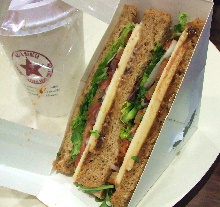 20070325 ヒースロー空港でサンドイッチとカプチーノ
