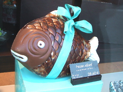 20060326 マルシアルのウィンドーに飾られた魚チョコ