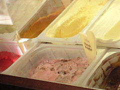 ピンク色のアイスクリーム