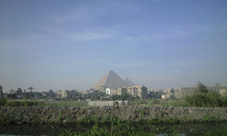 エジプト10　街からのピラミッド