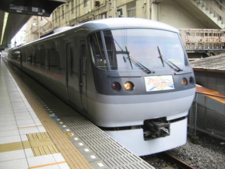 スタジアムエクスプレスです。レッドアローは１、４、７号車に乗らないと、モーター音がうるさくてアナウンスが聞こえません。なお、４号車は喫煙車です。